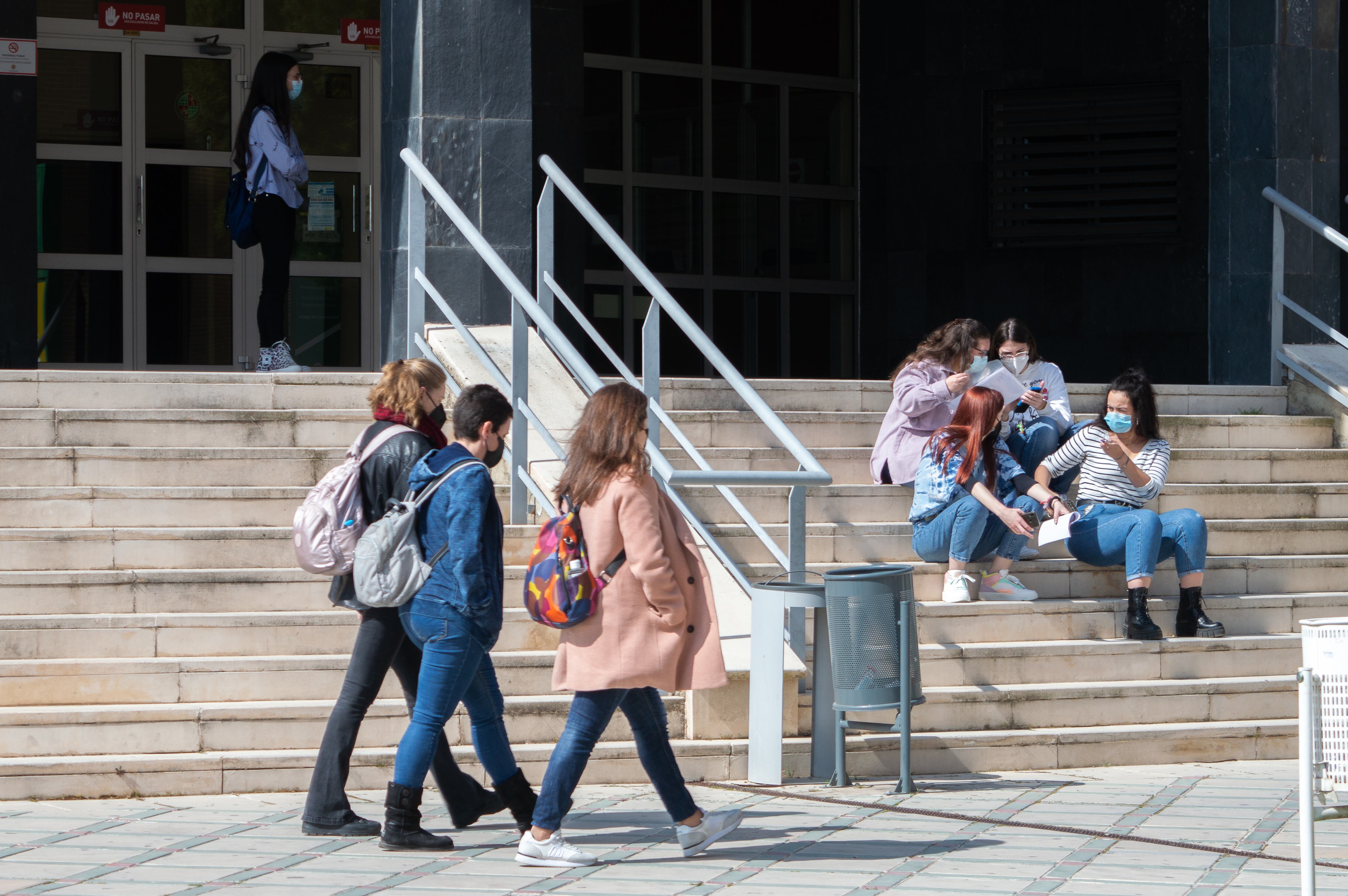 Estudiantes caminan por el Campus de Las Lagunillas de la Universidad de Jaén