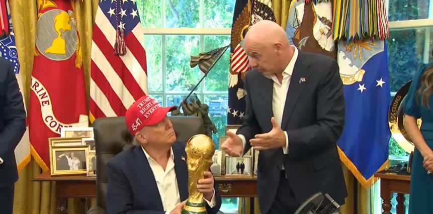 Gianni Infantino y Donald Trump, junto al trofeo de la Copa del Mundo