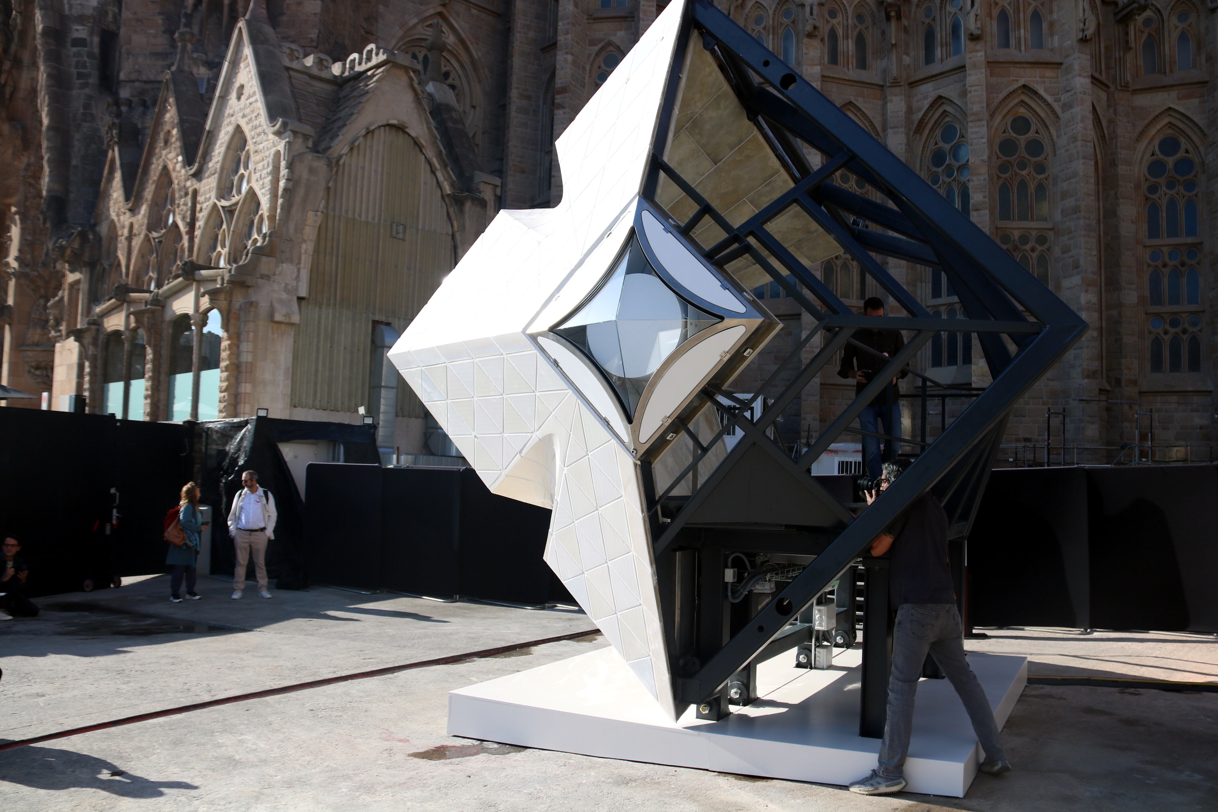 Fragment del prototip de la creu que coronarà la torre de Jesucrist de la Sagrada Família, concretament, la meitat d’un braç de la creu, que es trobarà exposat al pati de materials