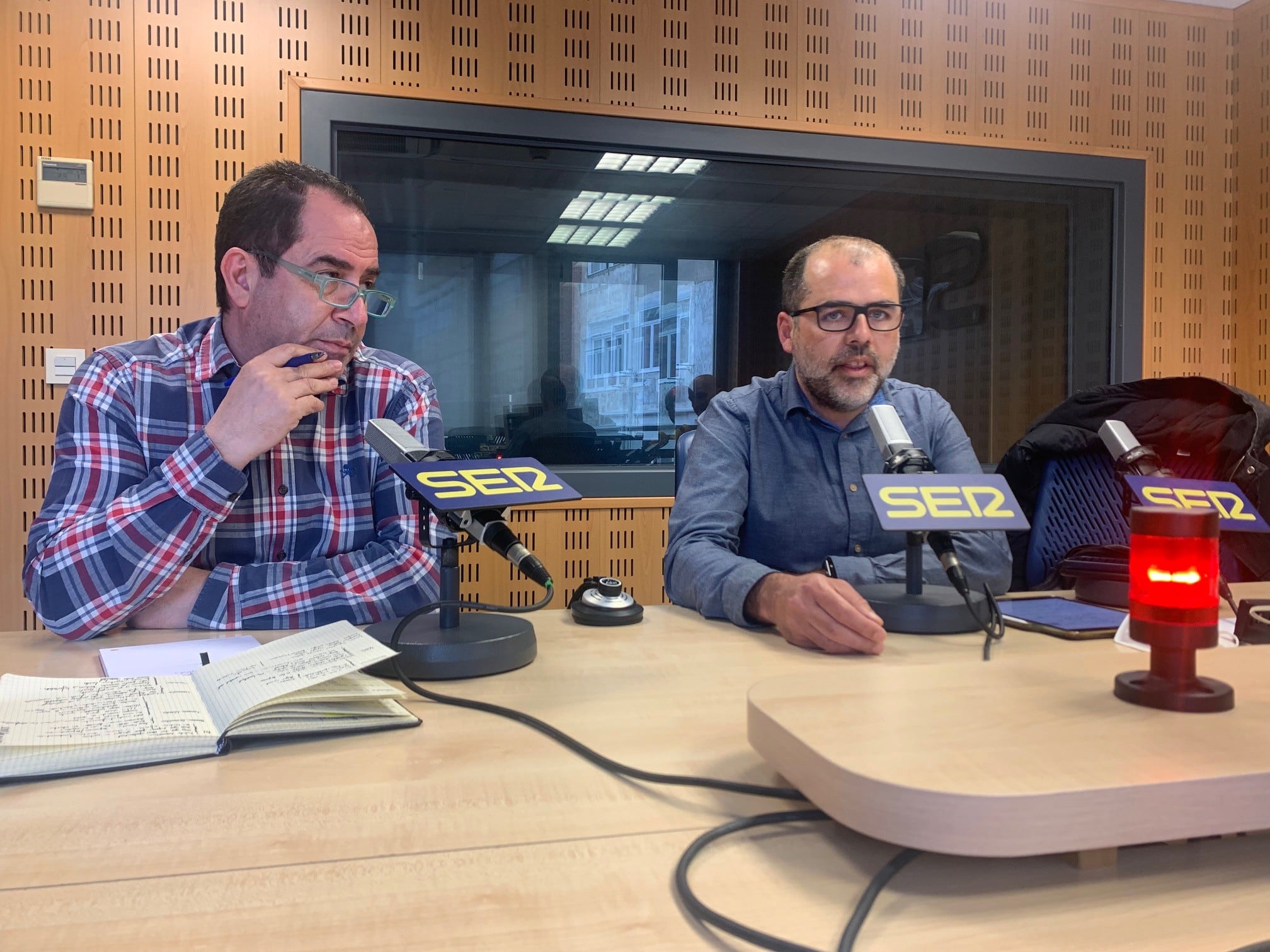 Luis Rivera, de UGT (i) y Raúl García, de CCOO (d), en los estudios de la SER