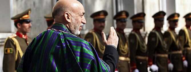 Karzai saluda al ejército en Kabul