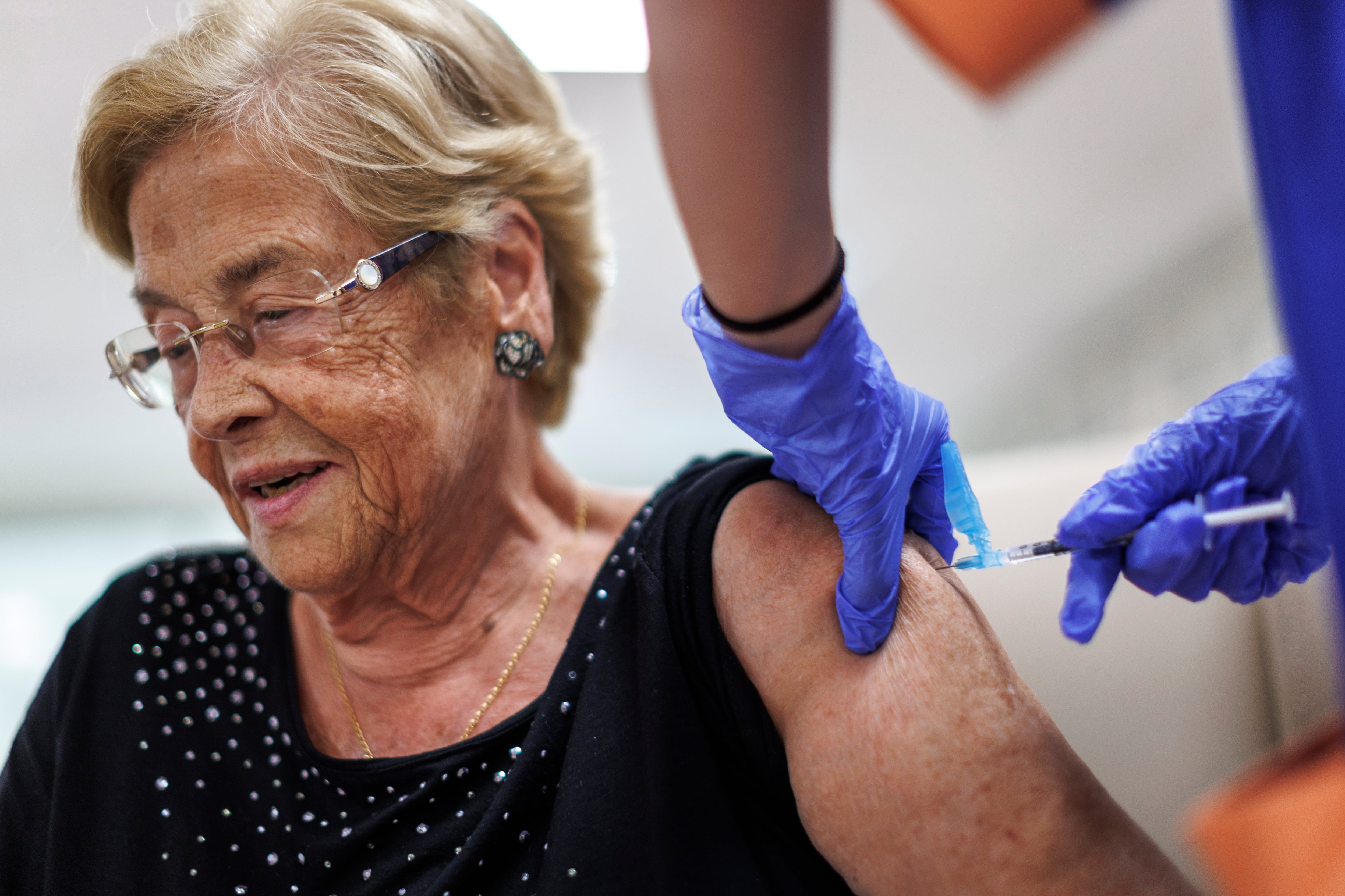 -FOTODELDÍA- GRAFCVA8620. VALENCIA, 26/09/2022.- La Conselleria de Sanidad comienza a administrar a las personas que viven en residencias y su personal sociosanitario la segunda dosis de recuerdo de la vacuna contra el coronavirus.EFE/ Biel Aliño
