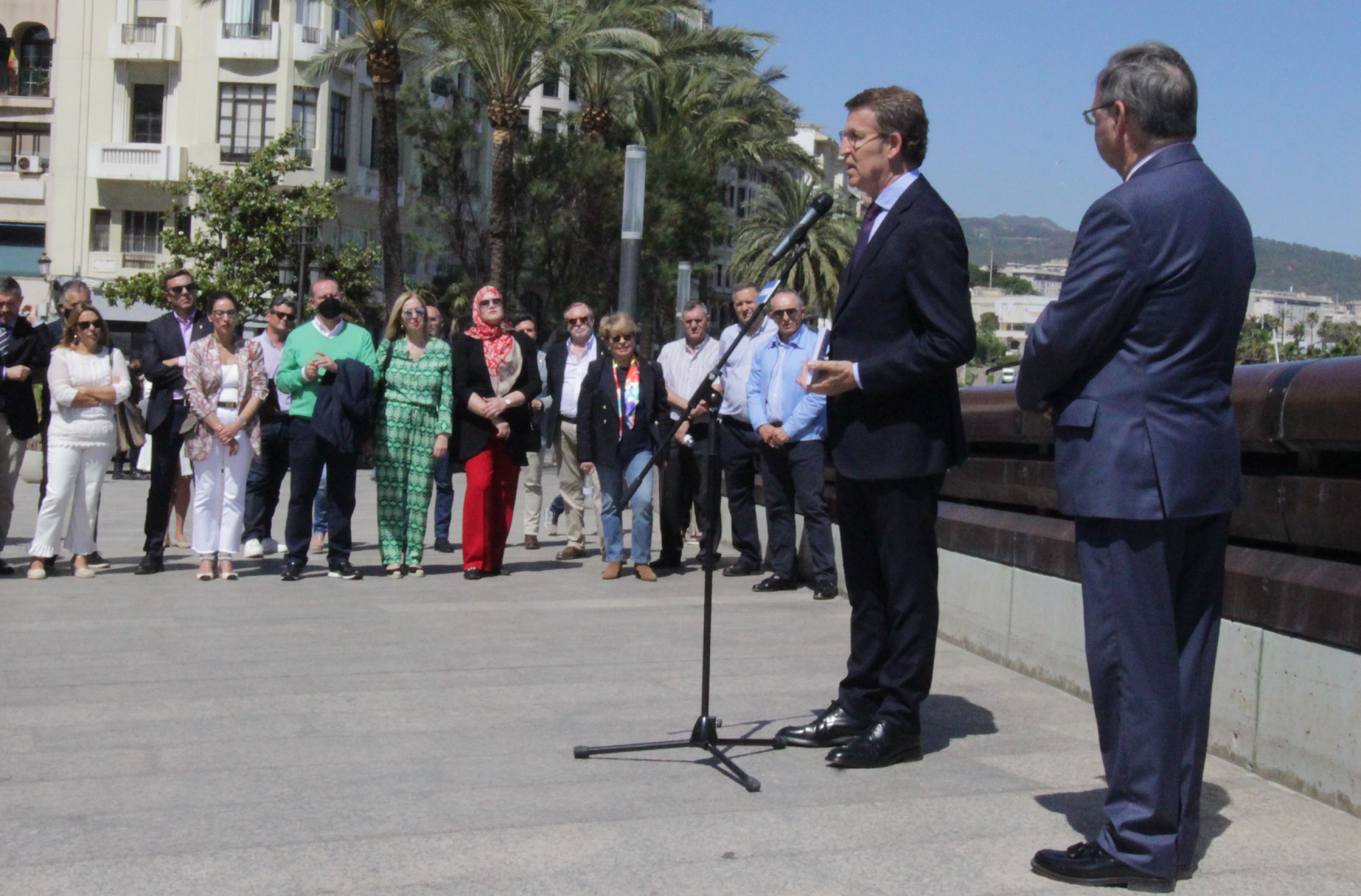 El presidente del PP, Alberto Núñez Feijóo (i), junto al presidente de la Ciudad autónoma de Ceuta, Juan José Vivas (d), durante la rueda de prensa conjunta