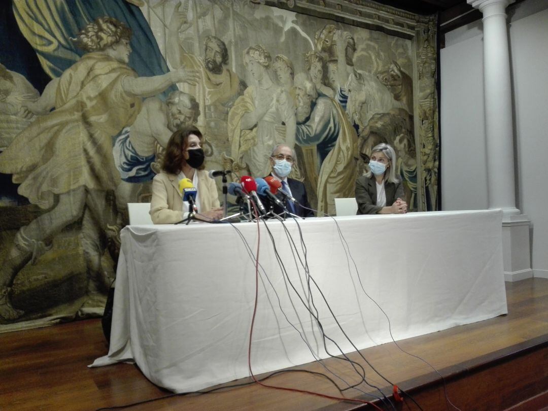 Rosa Perales (comisaria), Javier Reguera (F. Caja Segovia) y Belén MArtín (CaixaBank