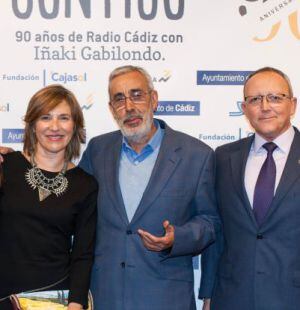 Rafael Plaza, en el centro, con otros compañeros en un acto de Radio Cádiz.