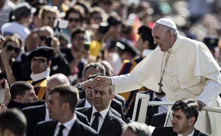 El papa Francisco saluda a los fieles.