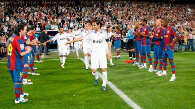 Los jugadores del Barça hacen el pasillo al Madrid en el Bernabéu después de que los blancos hubiesen ganado la Liga en 2008