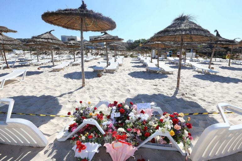 Flores decoran la playa del hotel donde 37 personas perdieron la vida en Susa (Túnez).