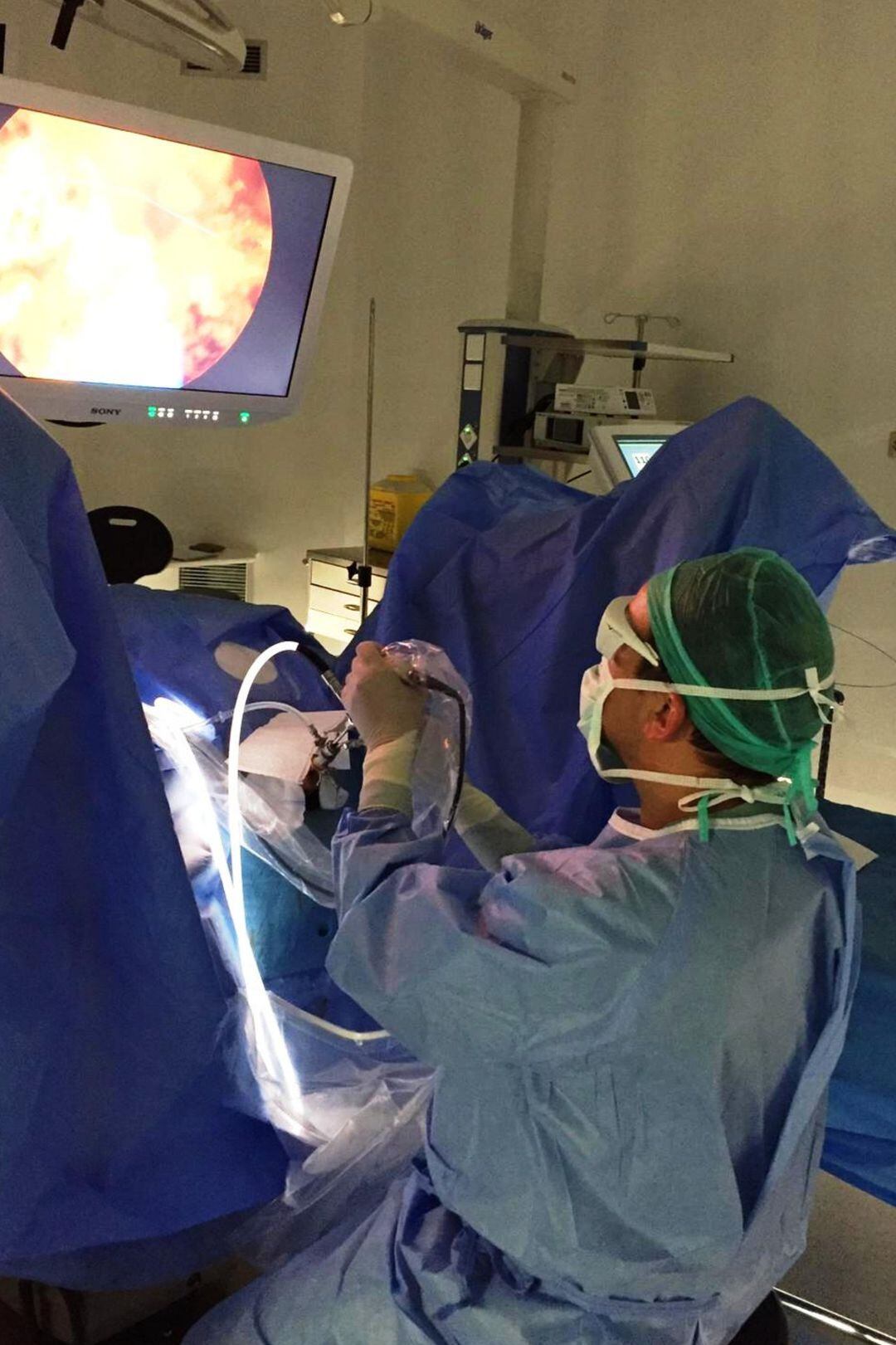 Pla mitjà d'un metge durant una intervenció amb el nou làser a l'hospital de Figueres 