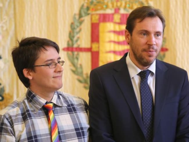 Ignacio Paredero, presidente de la Federación de LGTB, junto al alcalde, Oscar Puente (Ical)