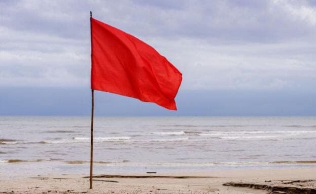 Los ayuntamientos izan la bandera roja para comunicar el cierre de las playas