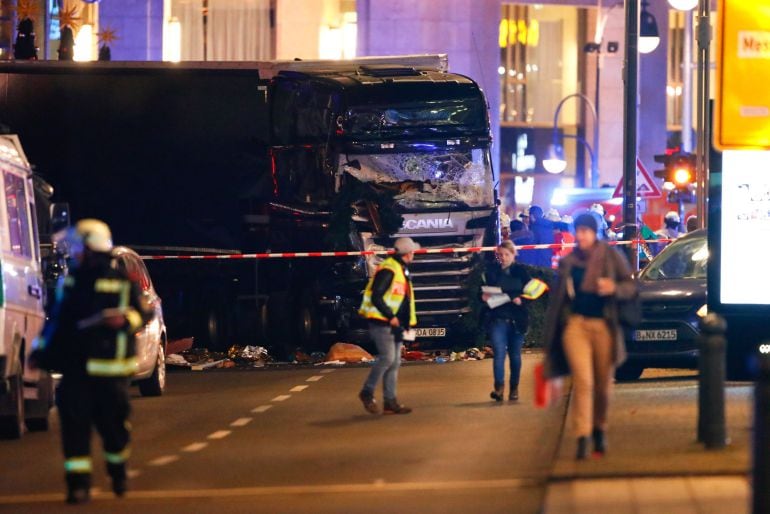 La policía alemana trabaja junto al caminón accidentado junto al mercado