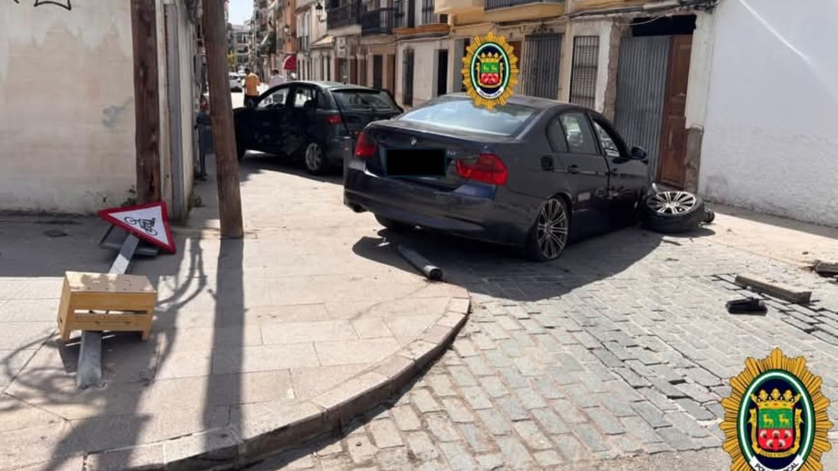 Dos menores y una mujer heridos en una colisión entre dos vehículos en Cabra