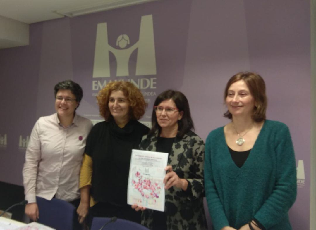 Las autoras del estudio con la directora de Emakunde, Izaskun Landaira 