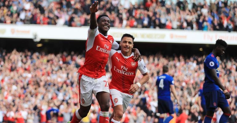 Welbeck y Alexis Sánchez celebran el segundo tanto del Arsenal