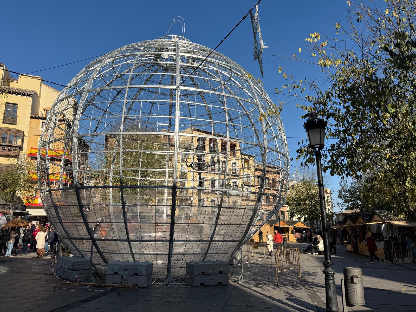 Imagen de la gran bola de Navidad, ubicada en la Plaza de Zocodover de Toledo