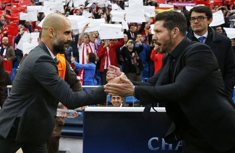 Guardiola y Simeone se saludan antes del partido de Champions.