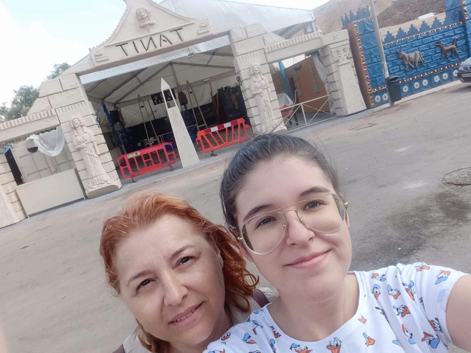 Isabel Cabezos, fundadora de la Guardia de Tanit, junto a su hija