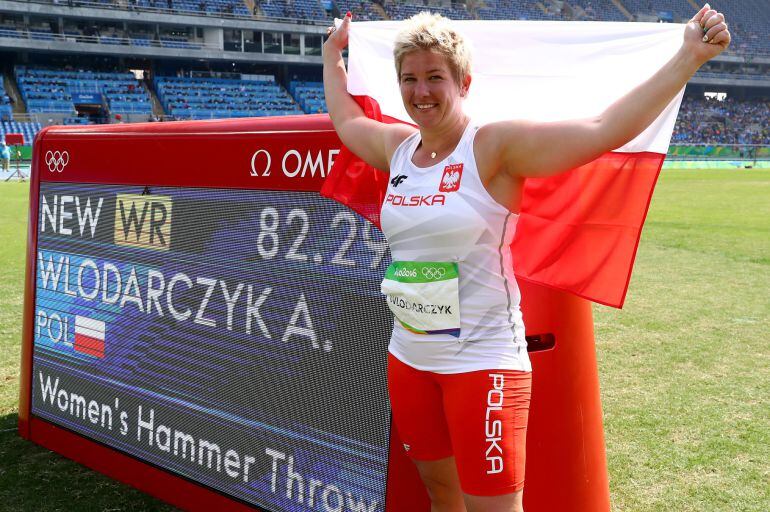 Anita Wlodarczyk celebra su victoria en los Juegos Olímpicos de Río.