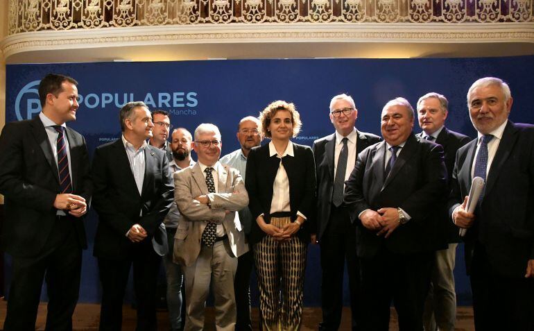 La ministra de Sanidad, Dolors Monserrat y el secretario general del PP en Castilla La Mancha, Vicente Tirado en el foro de Sanidad que se ha celebrado en Ciudad Real.