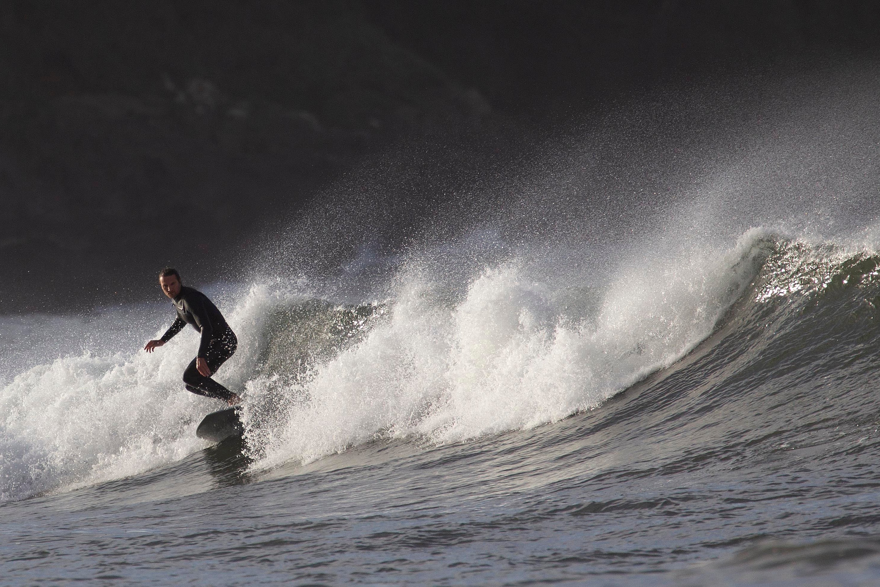 Un surfista en la costa del Cantábrico