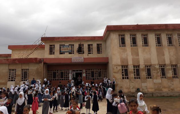 Fachada de la escuela de niñas de Al Tanak, dañada por los combates.