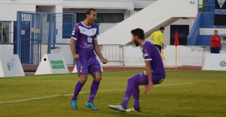 El jugador del Real Jaén, Santi Villa, celebra uno de los dos goles que ha marcado este domingo.