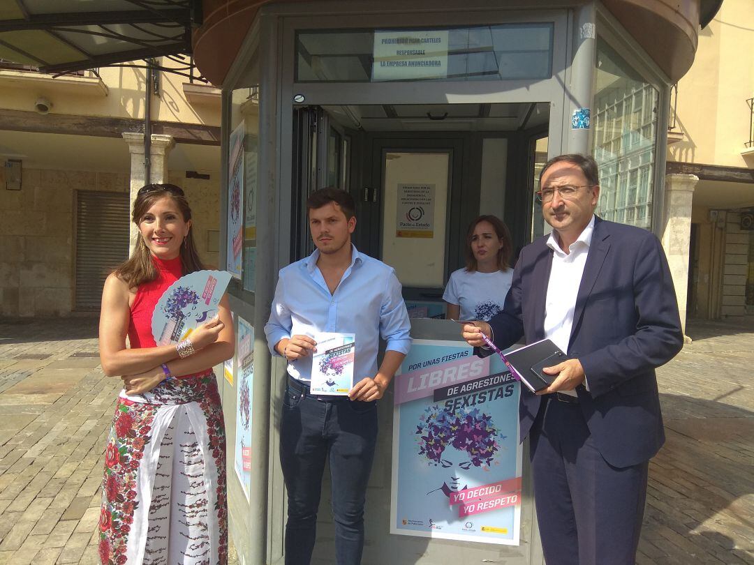 Raquel Martín, Víctor Torres y Alfonso Polanco ante el punto violeta de la Plaza Mayor