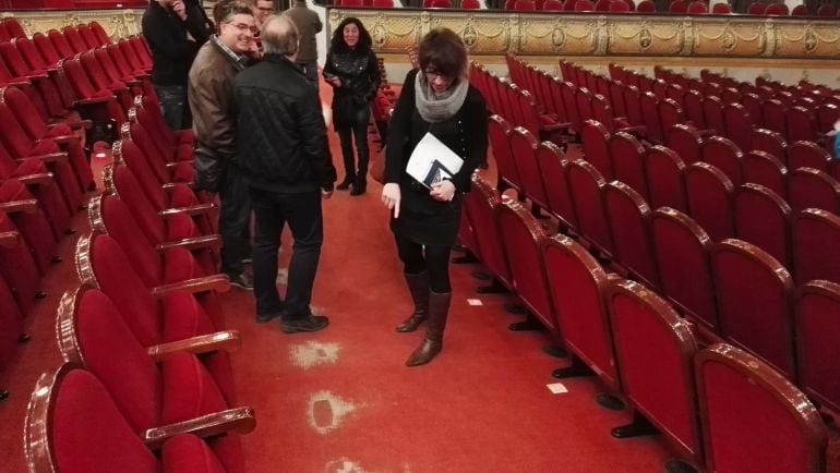 Moqueta estropeada en el Gran Teatro