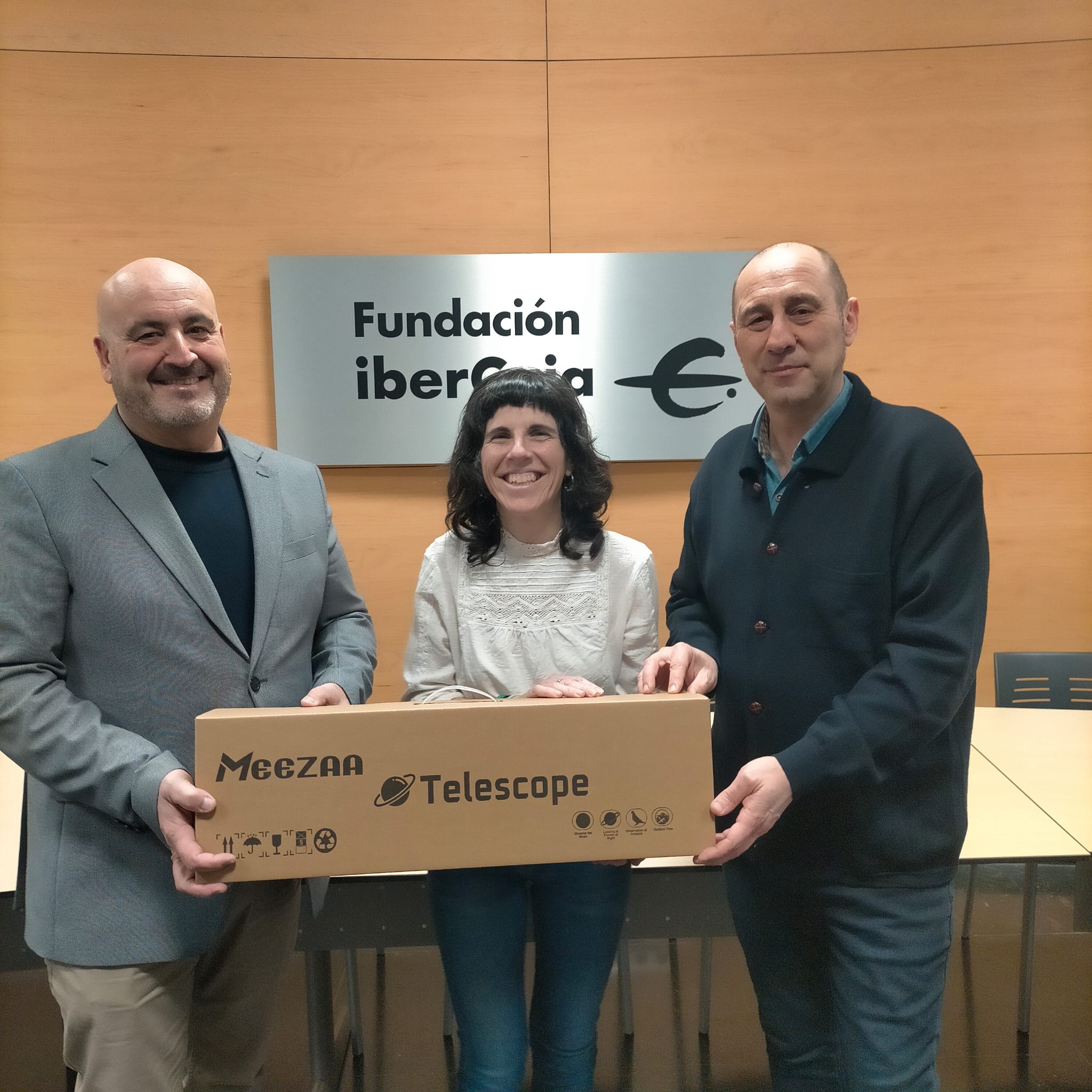 Roberto Cerdán Garcés, director del Centro Ibercaja Huesca; en el centro, Susana, ganadora del sorteo, Jesús Pérez Navasa, gerente del Planetario de Aragón.