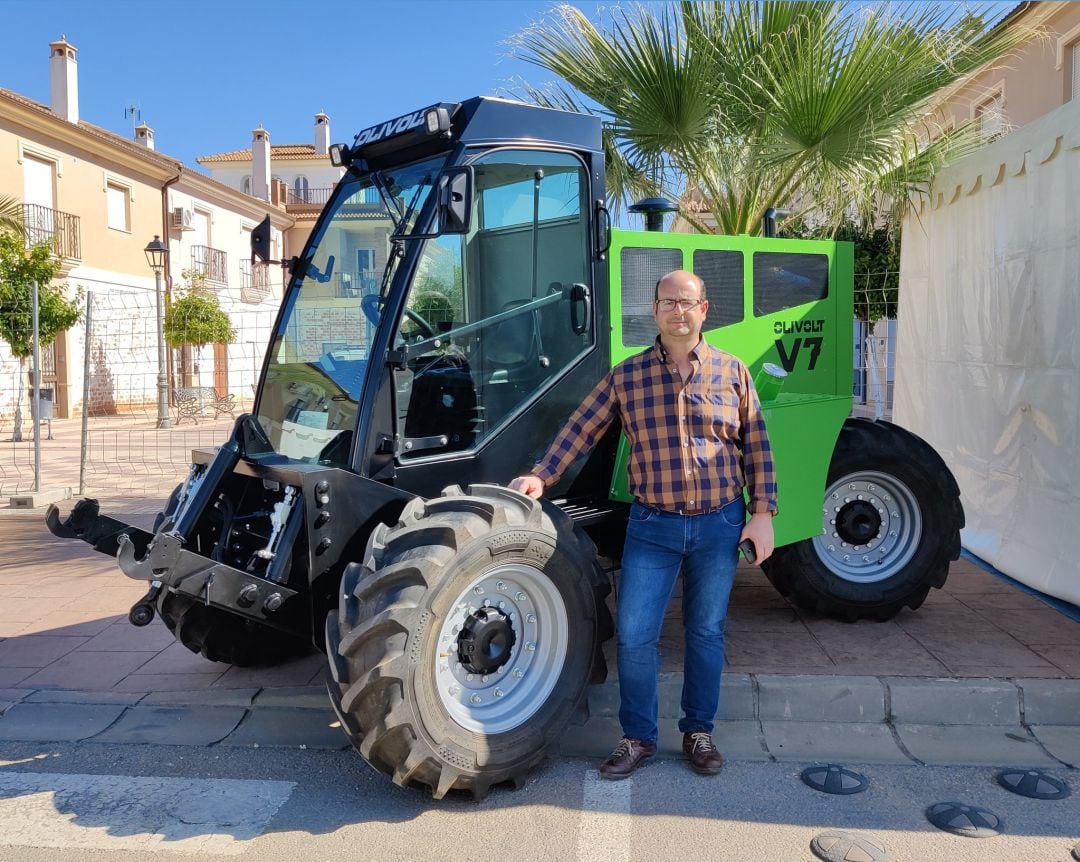 Andrés López, el diseñador del prototipo junto al Olivolt durante la Feria de Expofare, celebrada en Fuente Palmera