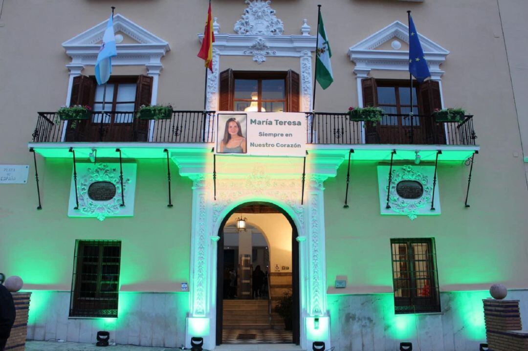 Imagen de la fachada del ayuntamiento de Motril tras el descubriento de la pancarta que recuerda la desaparición de Maria Teresa Fernández 