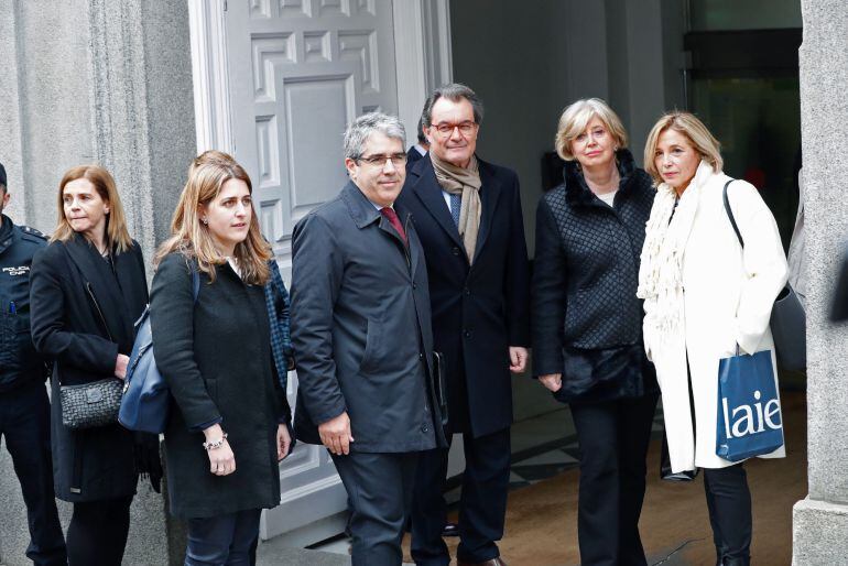 El expresident de la Generalitat Artur Mas (c), acompañado por las exconselleras Irene Rigau (2d) y Joana Ortega (d), a su llegada al Tribunal Supremo.