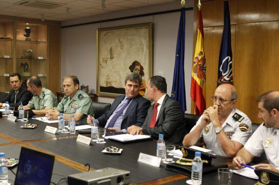 Miguel Cardenal y Francisco Martínez, durante la reunión de la Comisión Antiviolencia