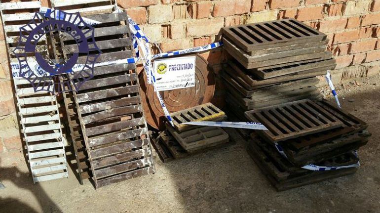 Los agentes de Policía sorprendieron in franganti a dos personas recogiendo tapas de alcantarillas para posteriormente venderlas en una chatarrería