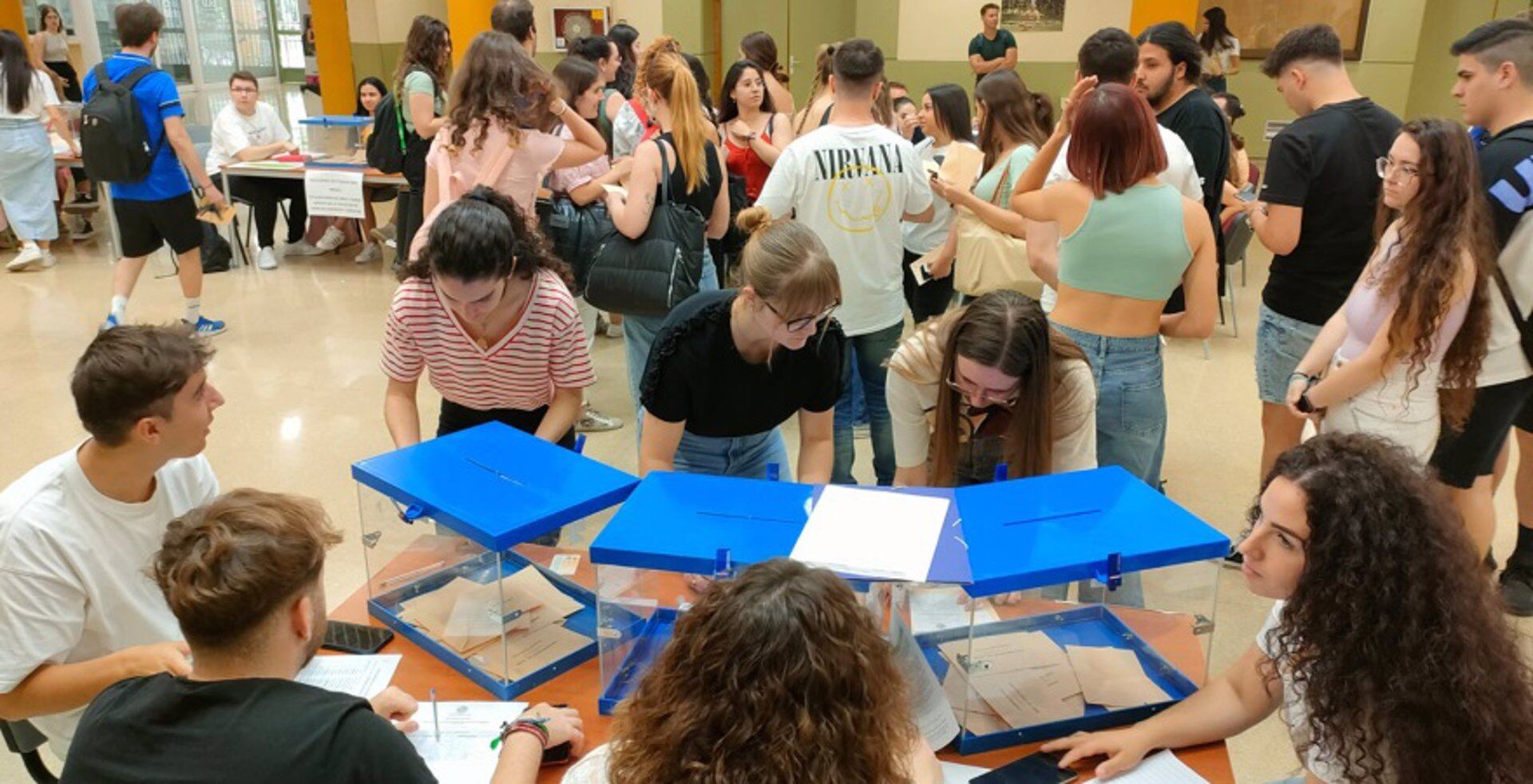 Alumnos y alumnas votando en la primera vuelta de las elecciones al rectorado de la UJA en 2023