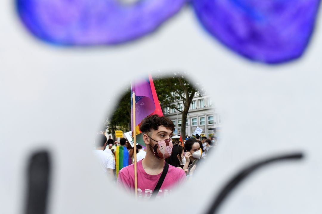 Un joven con una bandera en una imagen de archivo de 2020.