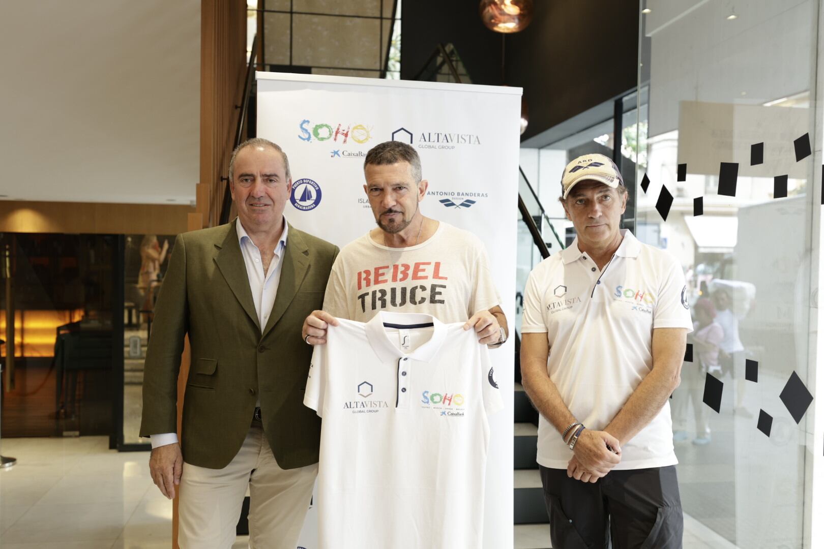 El actor Antonio Banderas y su hermano Javier, junto con Alberto Fernández, consejero delegado del grupo empresarial Altavista, presentando el equipo que participará en la Copa del Rey de Vela