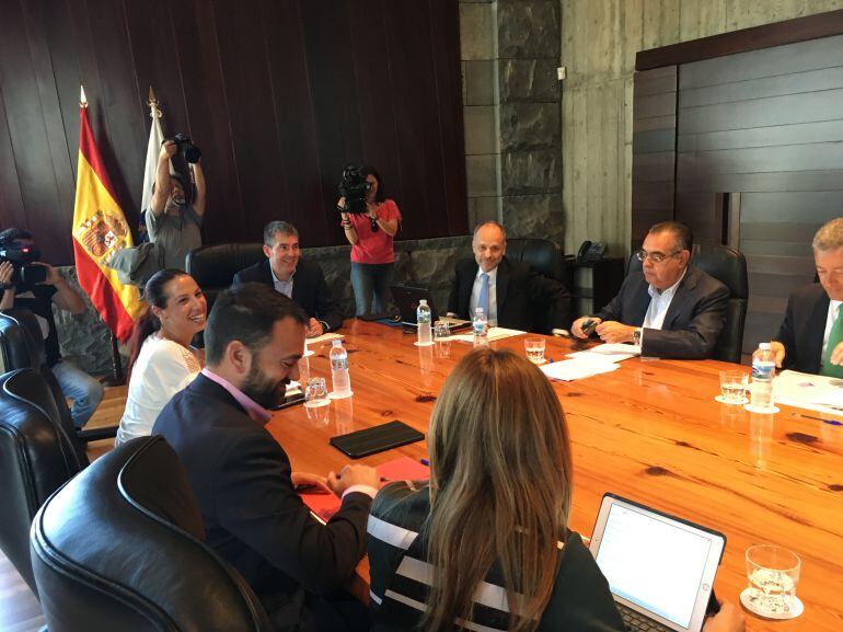 El presidente, Fernando Clavijo, antes de comenzar la reunión del Consejo Asesor. 