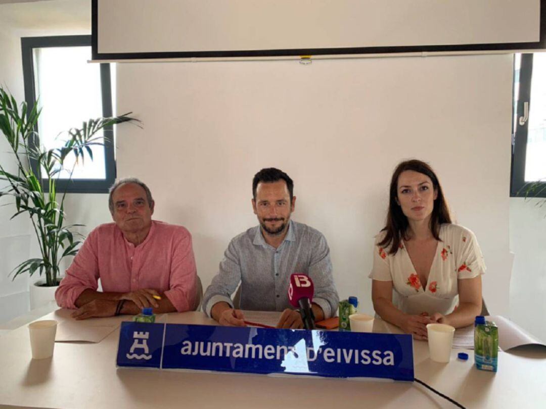 Los concejales de Podemos con el alcalde de Ibiza en una imagen de archivo