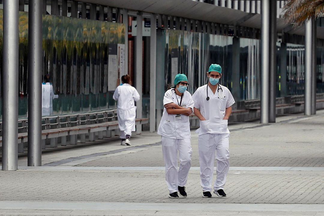 Personal sanitario descansa en los exteriores del Hospital de Ifema, este viernes en Madrid