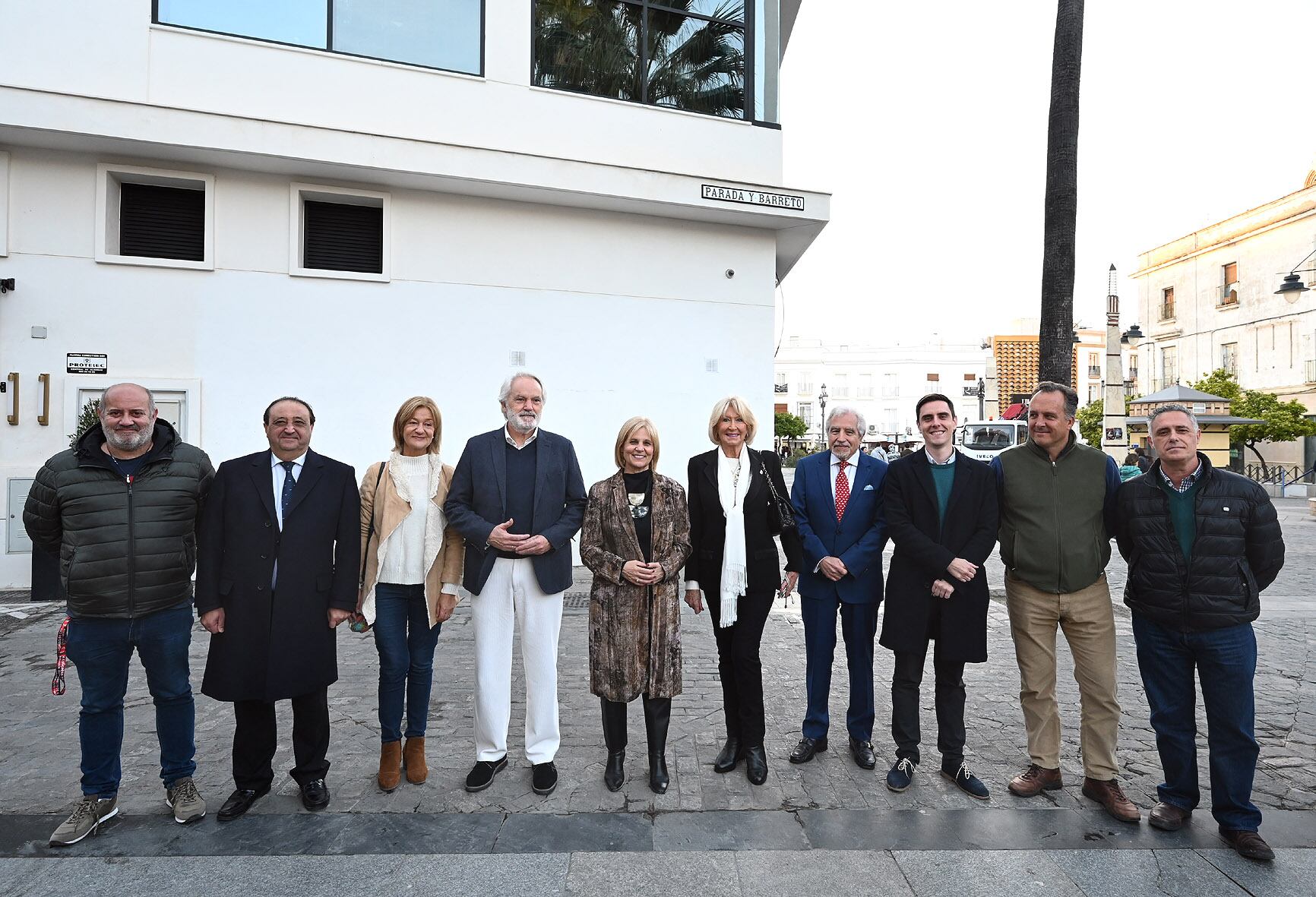 Colocación del rótulo en la calle Parada y Barreto