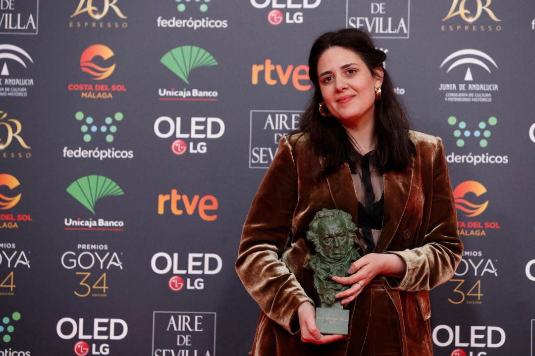 La realizadora Belén Funes posa con el premio a &quot;Mejor dirección novel&quot; por su trabajo &quot;La hija de un ladrón&quot; durante la gala de los &quot;Premios Goya 2020&quot; que se celebra hoy sábado en el Palacio de los Deportes José María Martín Carpena, en Málaga