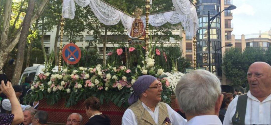 Imagen de archivo de la virgen en la cabalgata de apertura