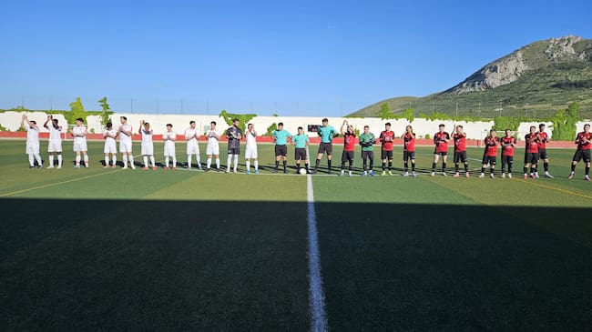 Saludo inicial entre Jódar C.F., C.D. Quesada y trío arbitral