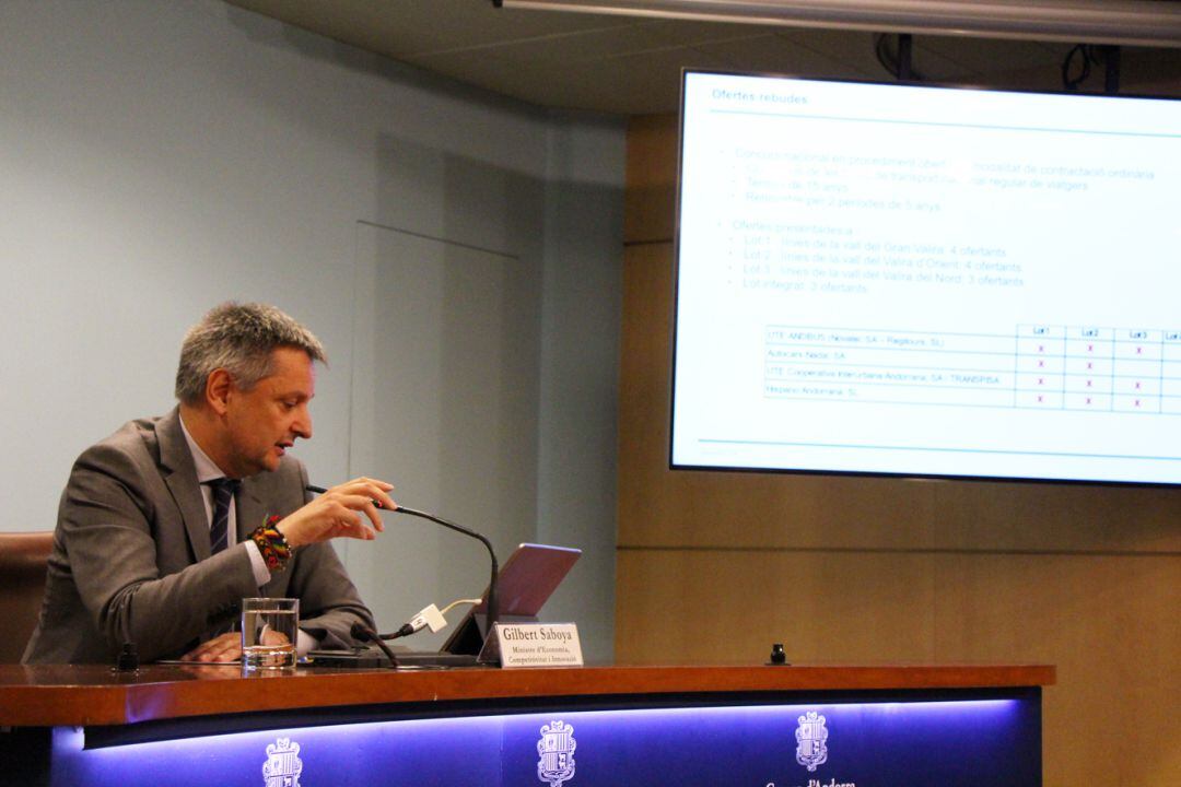 El ministre d'Economia en funcions, Gilbert Saboya, explicant la resolució del concurs de les línies d'autobús, aquest dilluns.