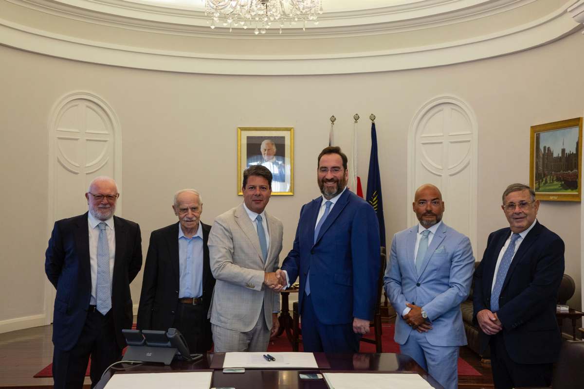 Un momento de la firma del acuerdo entre el Gobierno de Gibraltar y la firma Pelagos Data Centre.