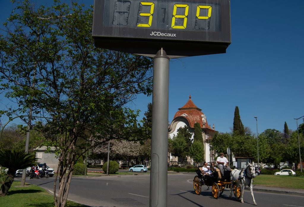 Un termómetro marca 38 grados en Sevilla.