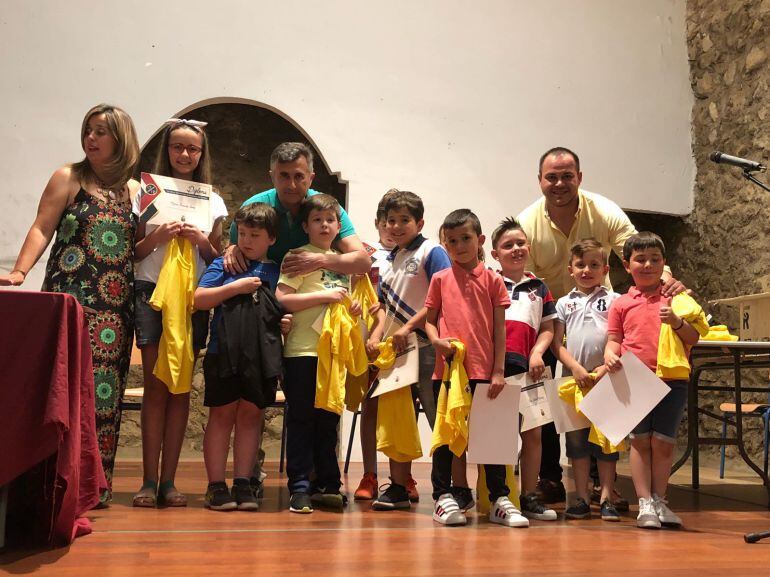 Los alevines de las escuelas deportivas recibieron camisetas conmemorativas y diplomas