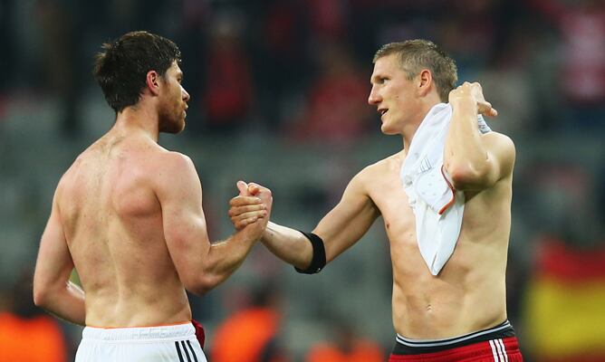 Xabi Alonso se saluda con Schwensteiger.
